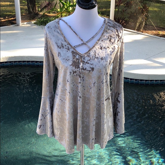 🆕 Chic Silver Velvet Top w/bell sleeves. S-M-L - Picture 6 of 6